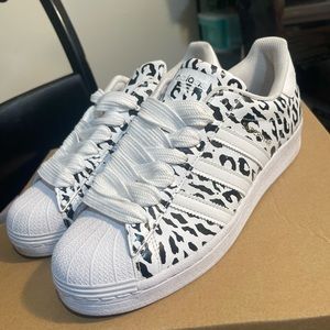 Woman’s adidas shell top sneakers in size 8